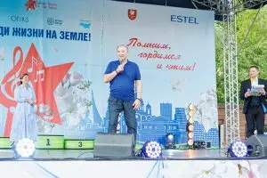 Трехкратный олимпийский чемпион Владислав Третьяк открыл велопробег в Измайловском парке и вручил медали «Семья героя»