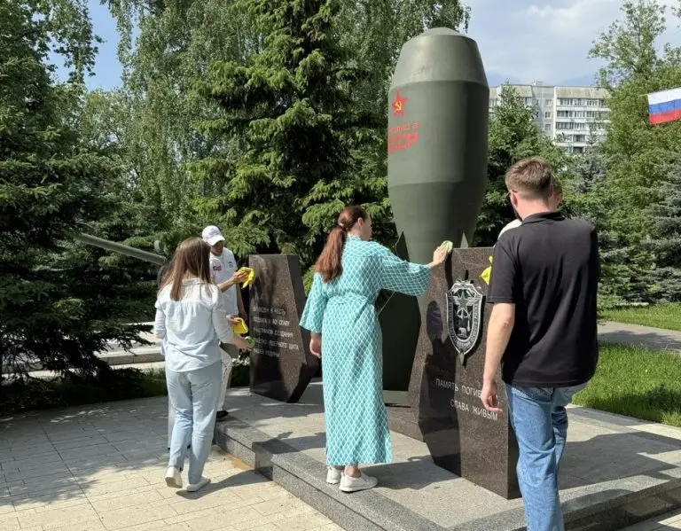 Активисты провели памятную акцию в сквере Федора Полетаева на юго-востоке столицы по инициативе участника СВО Эдуарда Шонова