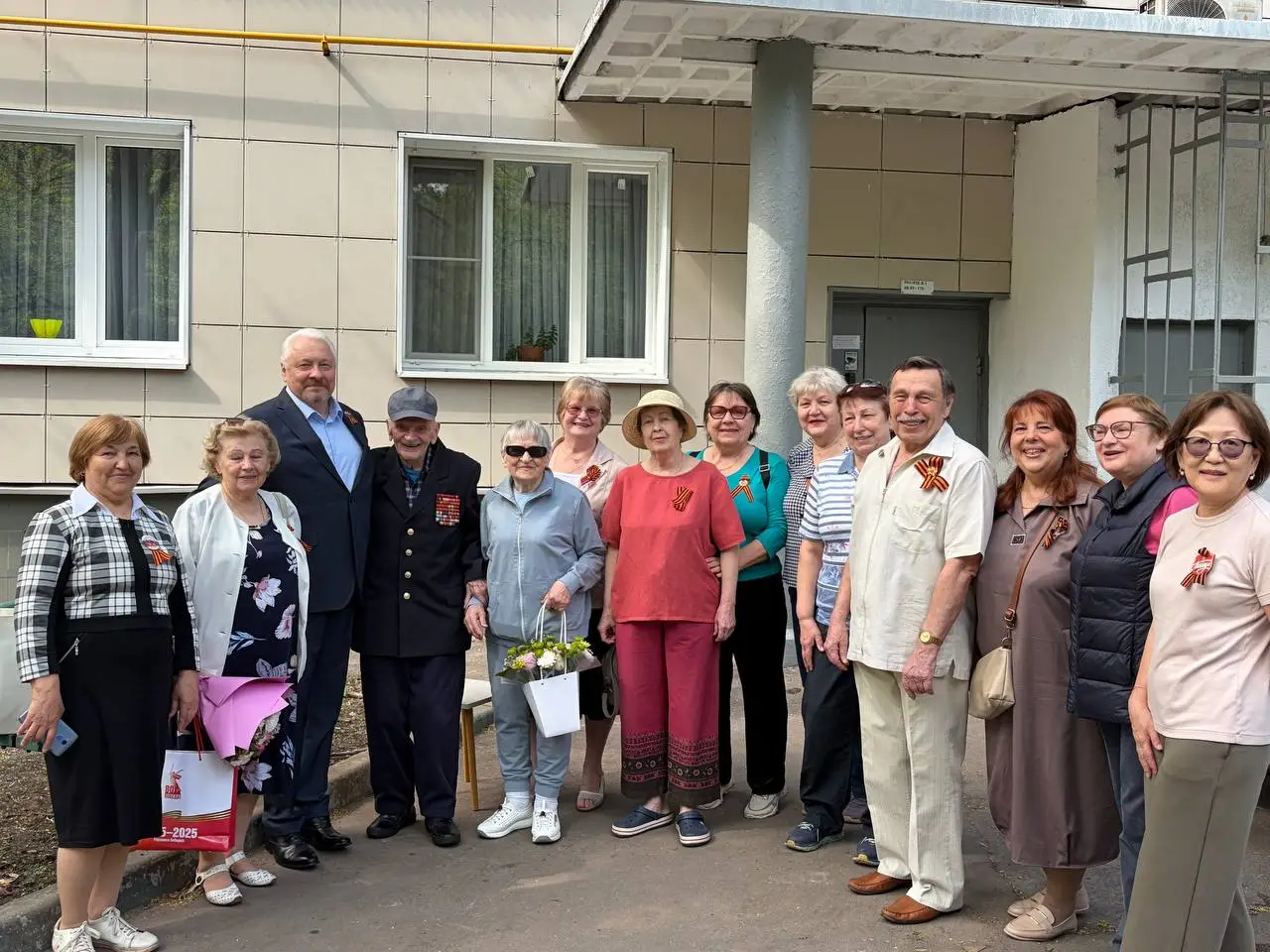 Во всех округах Москвы проходит акция «Подарок ветерану»