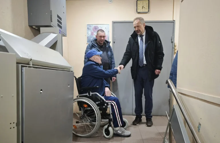 В доме на улице Академика Пилюгина установили подъемную платформу для маломобильных жителей