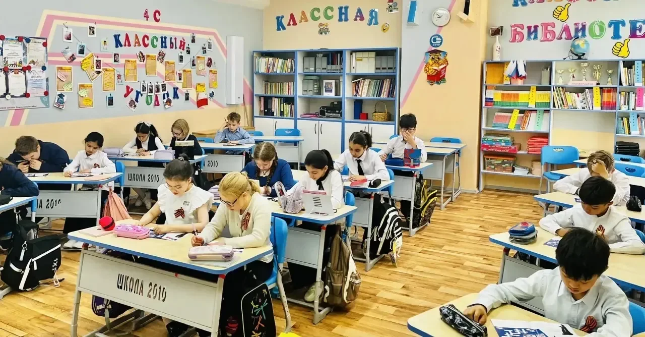 Около восьми тысяч школьников присоединились к организованной по инициативе Петра Толстого патриотической акции ко Дню Победы