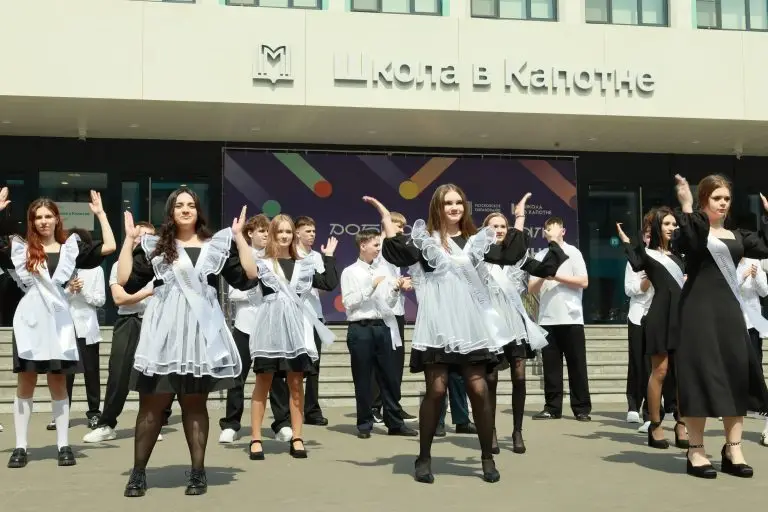 Вице-спикер Госдумы Петр Толстой поздравил выпускников ЮВАО с последним звонком