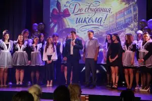 Депутат Госдумы Роман Романенко посетил праздничные линейки выпускников на юго-западе Москвы