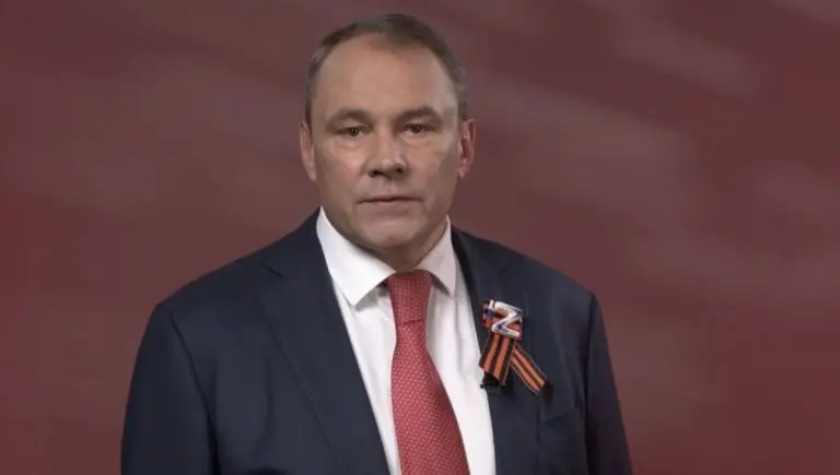Вице-спикер Госдумы Петр Толстой поздравил москвичей старшего поколения с Днем Победы