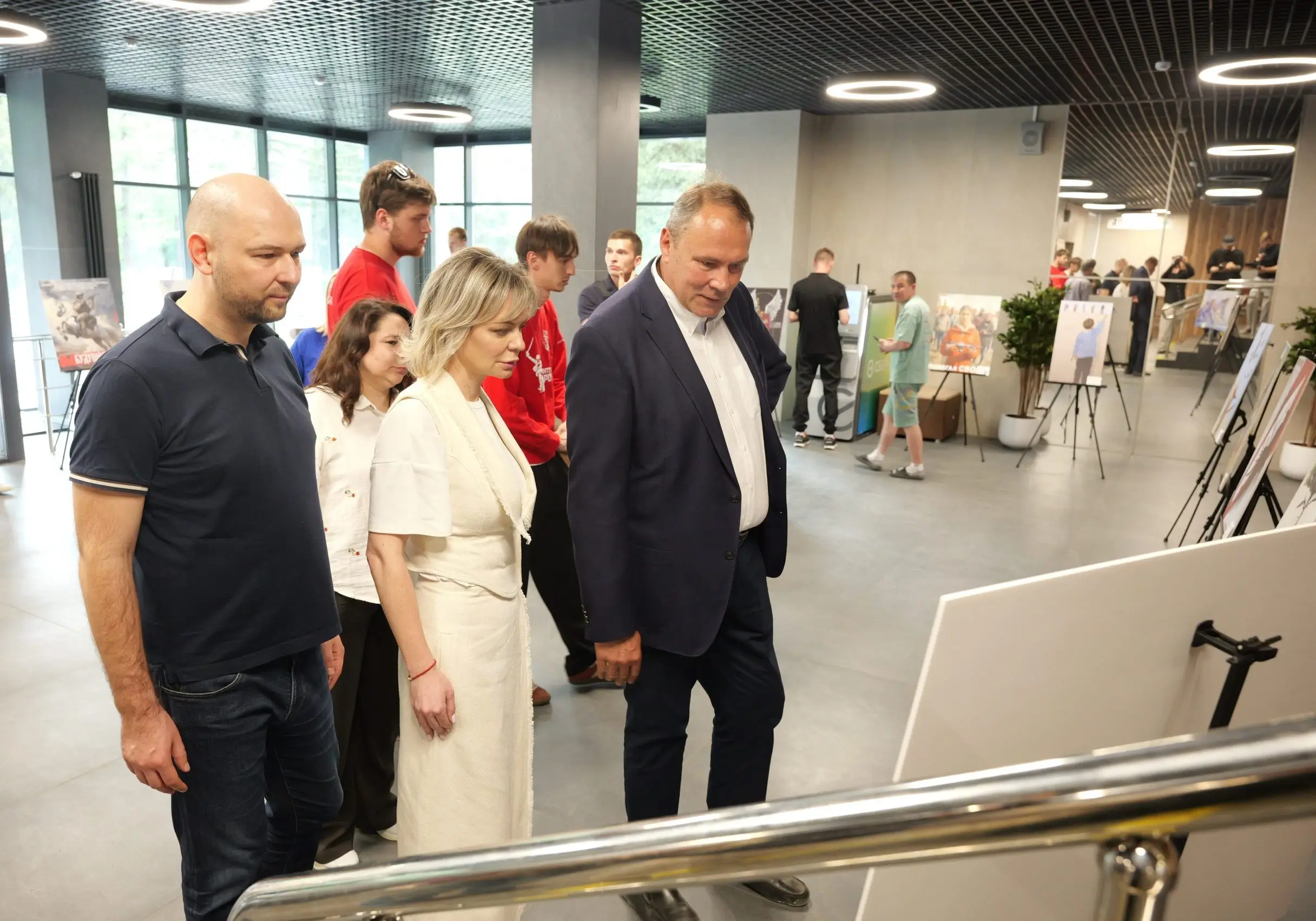 Пётр Толстой открыл выставку работ конкурса плакатного искусства «Время смыслов» в военном госпитале им. Н. Н. Бурденко