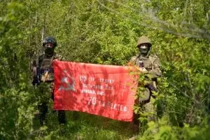 «Москва, мы вместе!»: Бойцы СВО поблагодарили партию «Единая Россия» и Эльдара Шарипова за переданную гуманитарную помощь и копии Знамени Победы