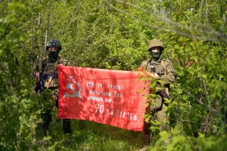 «Москва, мы вместе!»: Бойцы СВО поблагодарили партию «Единая Россия» и Эльдара Шарипова за переданную гуманитарную помощь и копии Знамени Победы