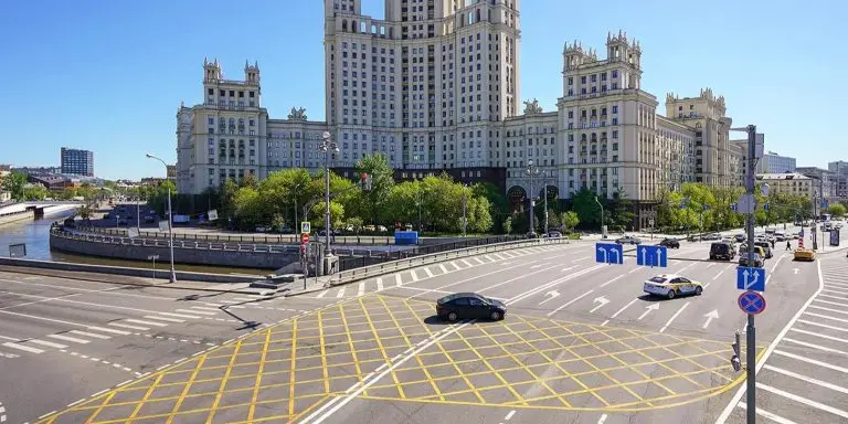 Москвичи могут сообщить о стертой дорожной разметке на портале «Наш город»