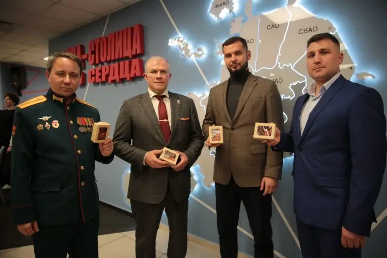 Участники СВО и молодые москвичи провели патриотическую акцию в преддверии Дня Победы
