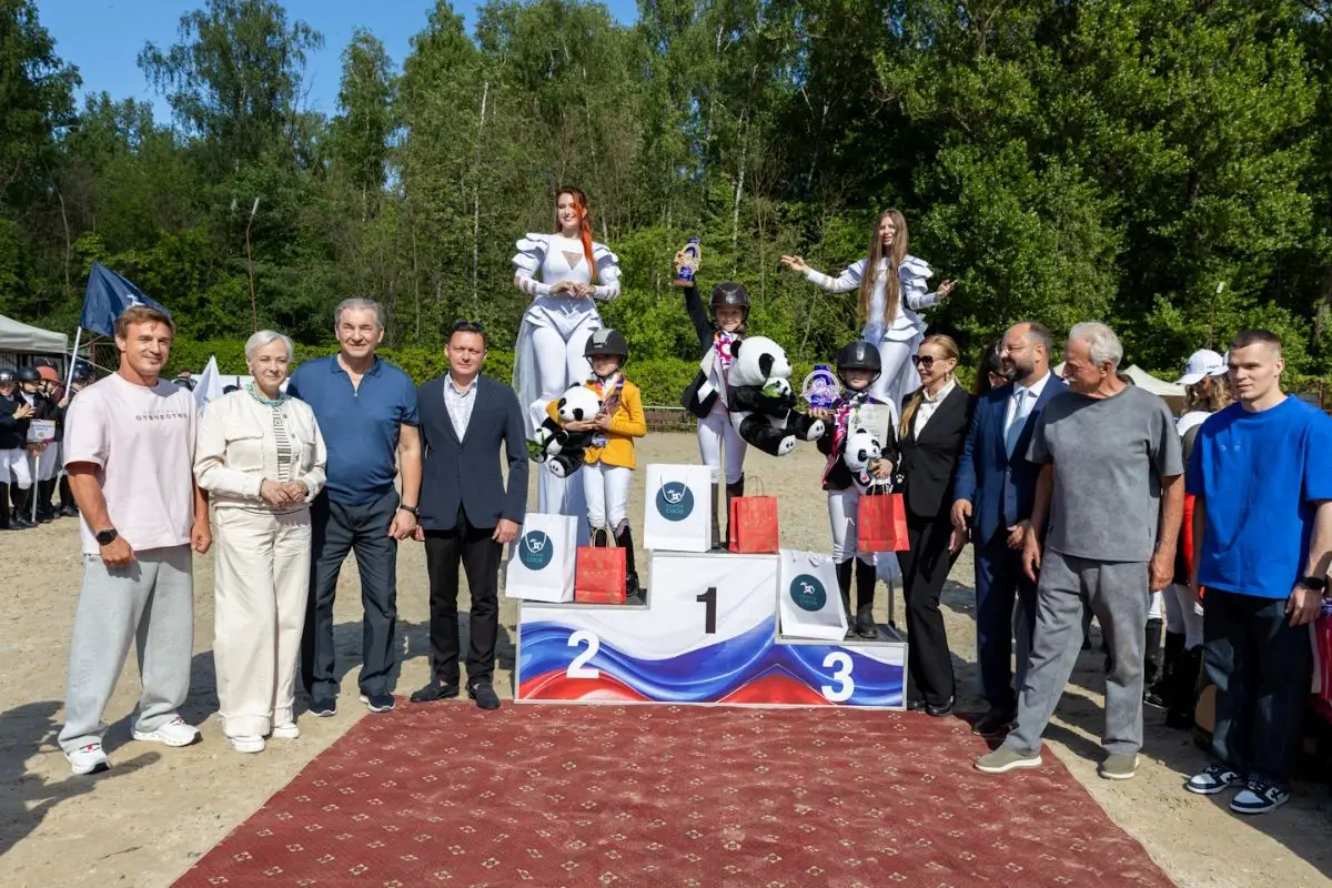 Трехкратный олимпийский чемпион Владислав Третьяк наградил юных победителей турнира по конному спорту в «Измайлово»