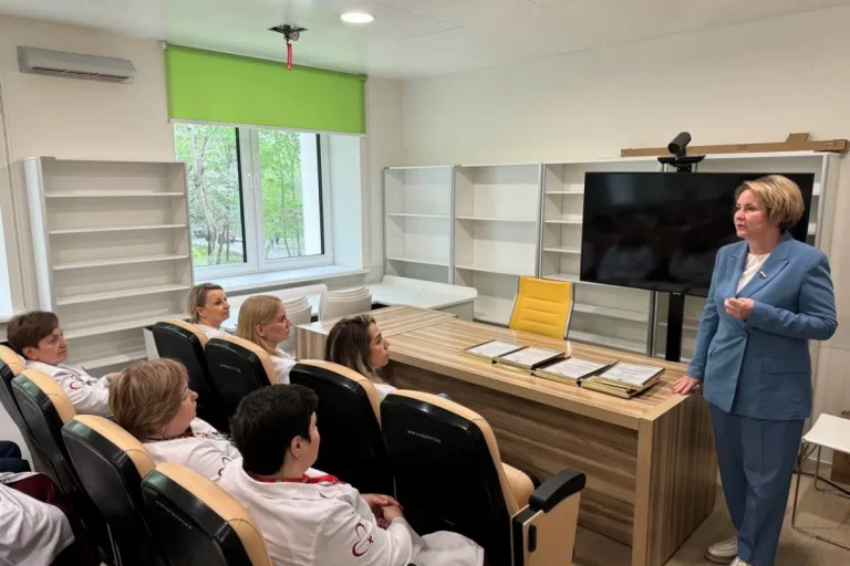 Светлана Разворотнева поздравила медицинских сестер детской поликлиники №129 с профессиональным праздником