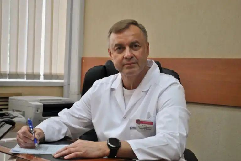 Военный врач Дмитрий Назаров провел экскурсию для студентов парламентских клубов в госпитале им. Н. Н. Бурденко