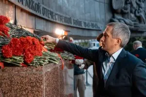 Депутаты Госдумы, ветераны СВО и общественные деятели приняли участие в патриотической акции «Свеча памяти» в Крылатском