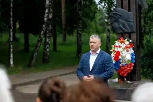 Директор Центра развития Евгений Андриенко принял участие в патриотической акции  у памятника «Партизанам Подмосковья»