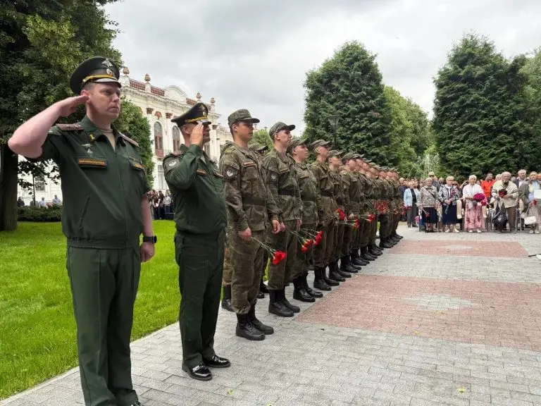 Капитан ВС РФ Эльдар Шарипов возложил цветы к мемориалу «Тимирязевцам, павшим на фронтах Великой Отечественной войны»