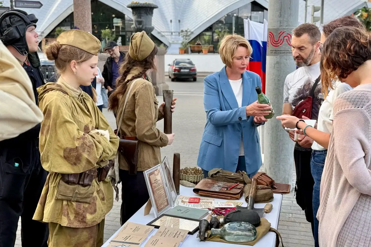 Школьники провели патриотическую акцию у станции метро «Тульская»