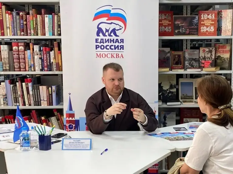 Московские муниципальные депутаты провели приемы по вопросам материнства и детства на открытом воздухе