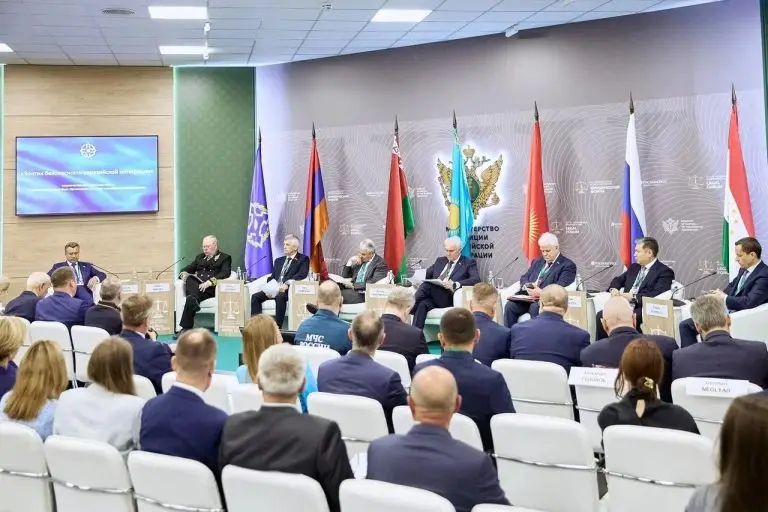 Анатолий Выборный провел панельную дискуссию «Зонтик безопасности евразийской интеграции» на ПМЮФ-2026