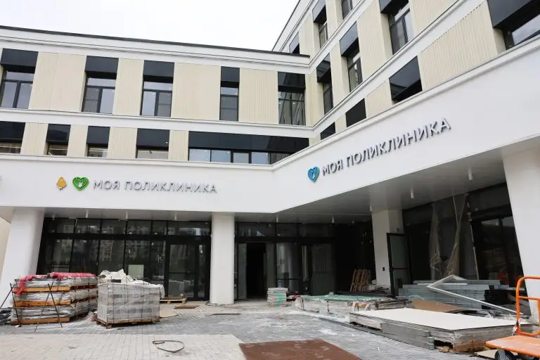 Депутат Госдумы Дмитрий Саблин проконтролировал оснащение медицинским оборудованием детско-взрослую поликлинику в Коммунарке