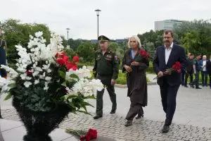 Ирина Белых почтила память защитников Отечества в День памяти и скорби