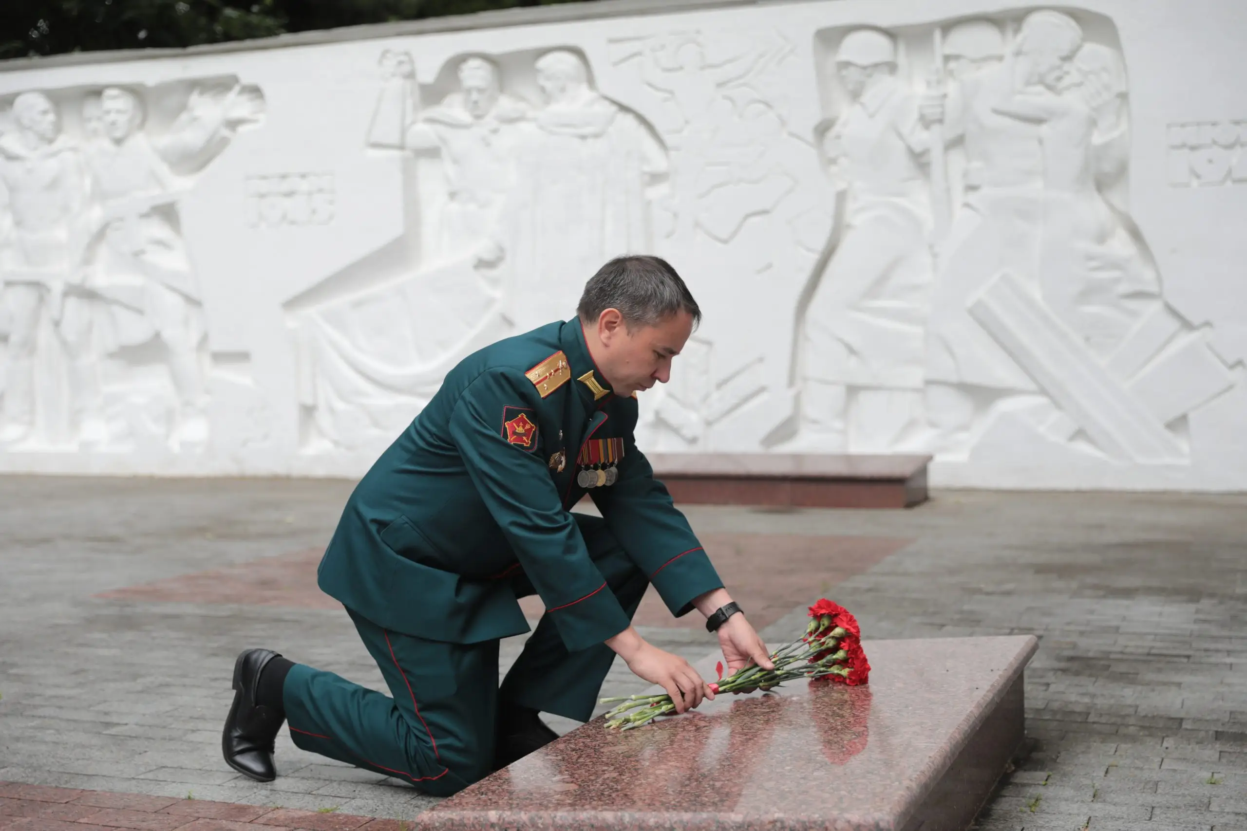 Капитан ВС РФ Эльдар Шарипов возложил цветы к мемориалу «Тимирязевцам, павшим на фронтах Великой Отечественной войны»