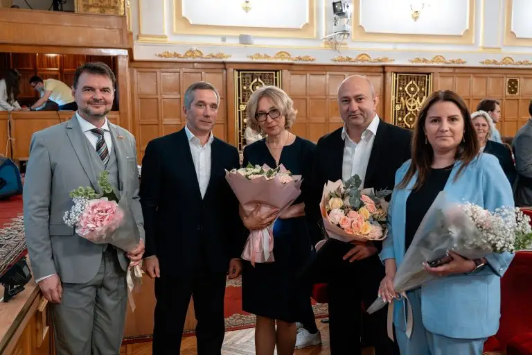 Журналист Олег Леонов вручил аттестаты выпускникам школы № 1231 Центрального округа столицы