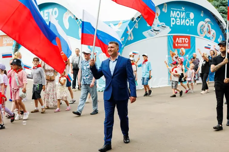 Участник СВО Эдуард Шонов присоединился к патриотической акции «С Россией в сердце» на востоке столицы