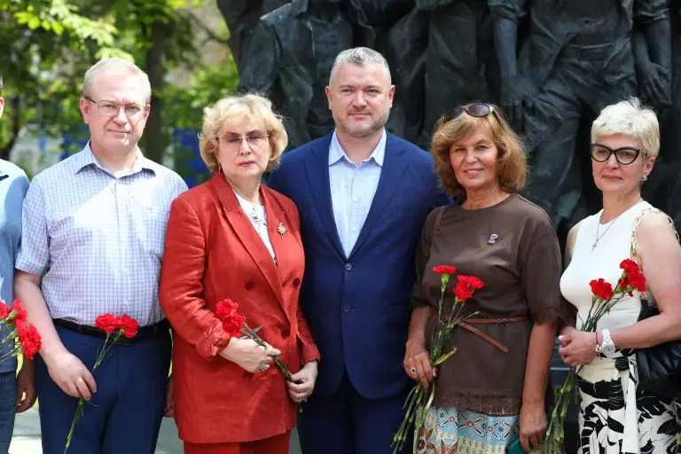 Память героя-молодогвардейца Олега Кошевого почтили у мемориала в районе Кунцево