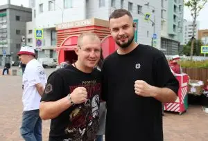 Ветеран боевых действий Владислав Гусев и мастер спорта по боксу Роман Андреев провели «чемпионскую» зарядку в парке на востоке Москвы