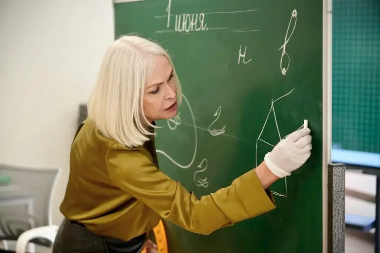 Ирина Белых провела открытый урок для будущих педагогов в День защиты детей
