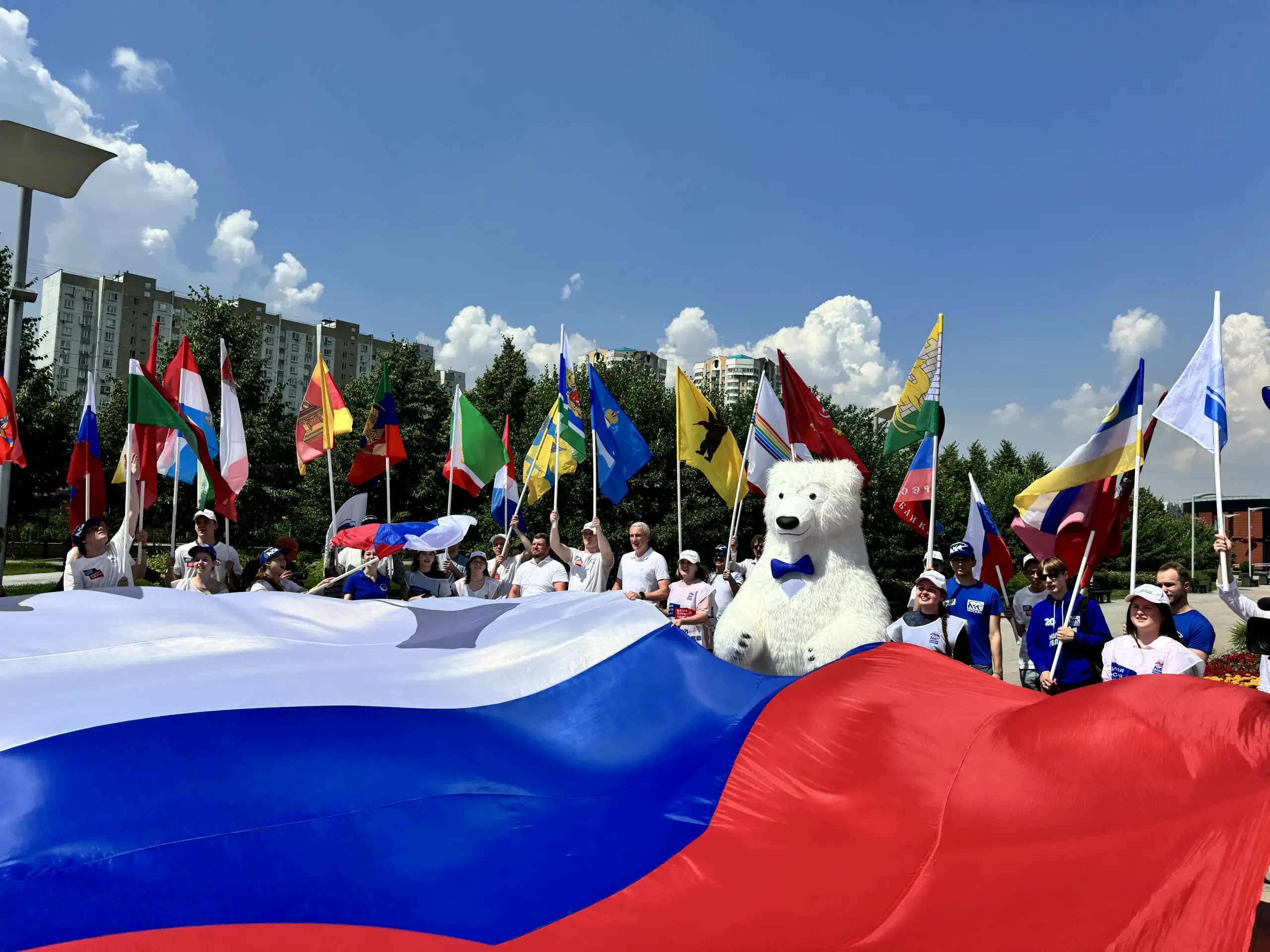 Депутат Госдумы Евгений Нифантьев и молодежные активисты развернули 150-метровый флаг России на юге Москвы