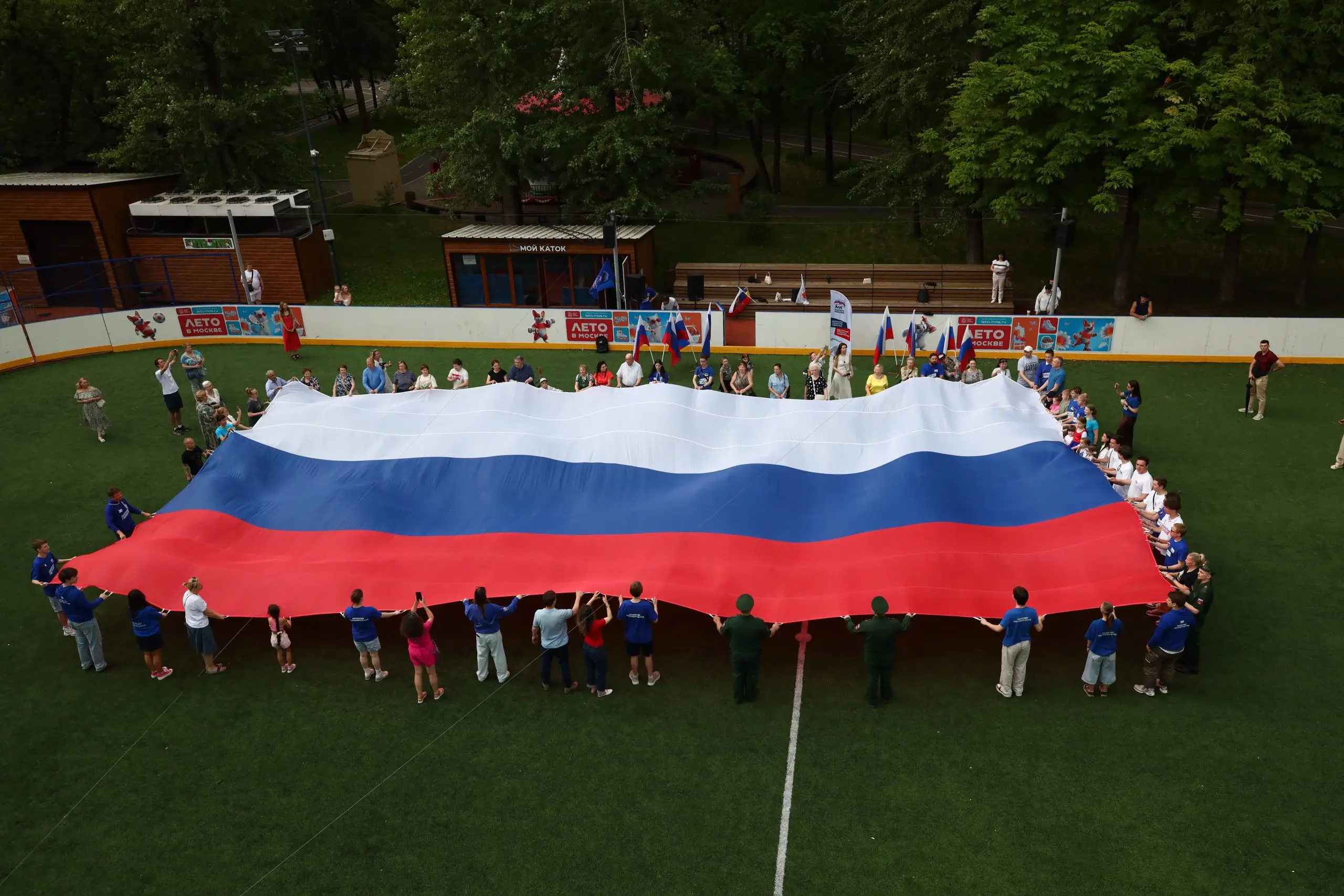 Депутат Госдумы Евгений Попов присоединился к патриотической акции ко Дню России в Детском парке «Фили» на западе Москвы