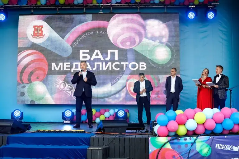 Директор Центра развития Евгений Андриенко поздравил выпускников района Ново-Переделкино с окончанием школы