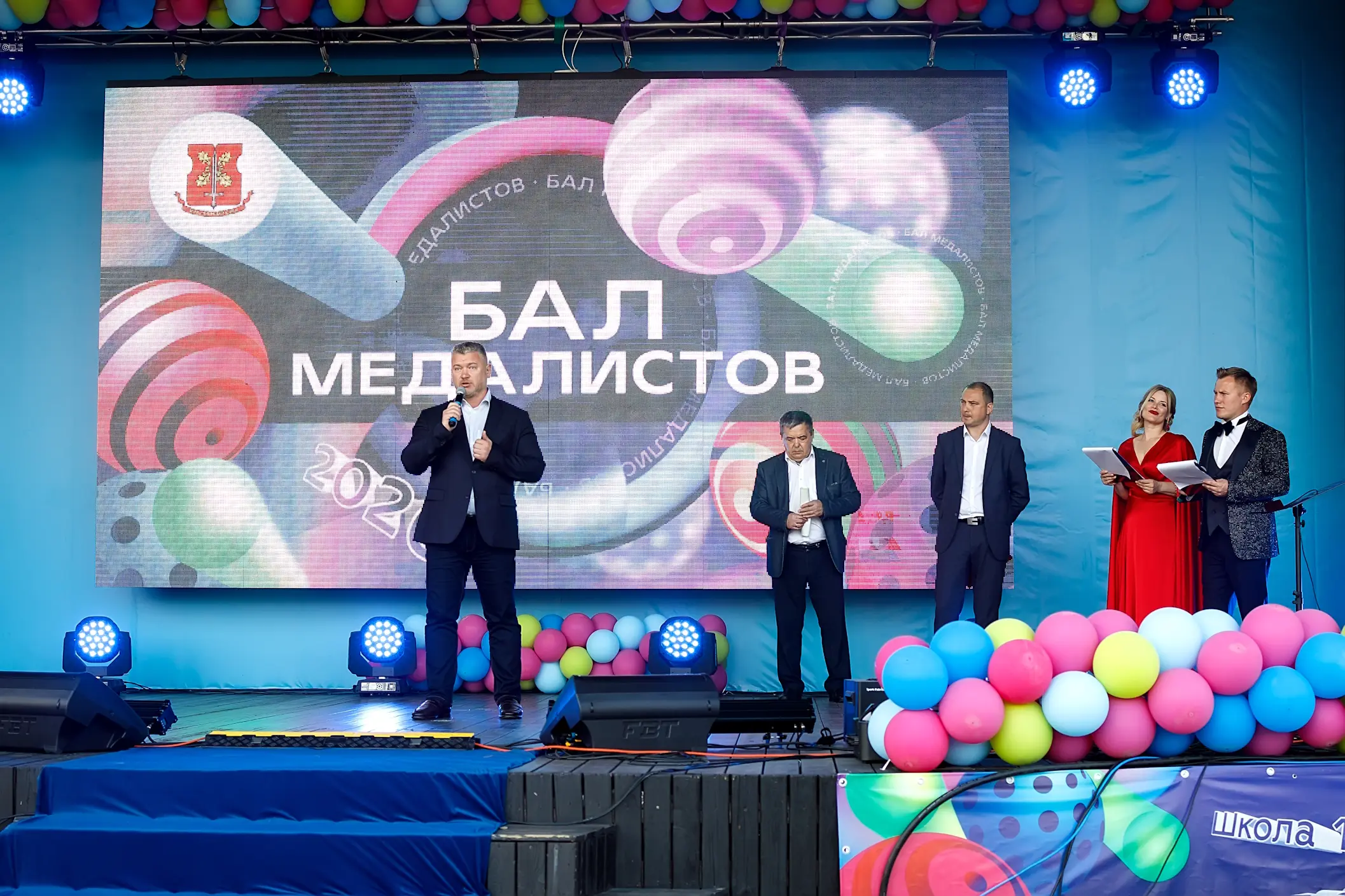 Директор Центра развития Евгений Андриенко поздравил выпускников района Ново-Переделкино с окончанием школы