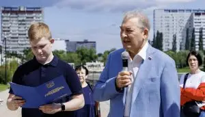 Трехкратный олимпийский чемпион Владислав Третьяк открыл фотовыставку о легендах спорта востока столицы