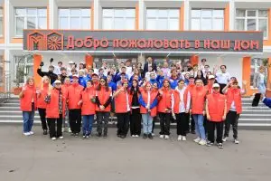 Вице-спикер Госдумы Петр Толстой в рамках программы озеленения Москвы принял участие в акции у центра семейного воспитания в Кузьминках