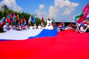 Депутат Госдумы Евгений Нифантьев и молодежные активисты развернули 150-метровый флаг России на юге Москвы