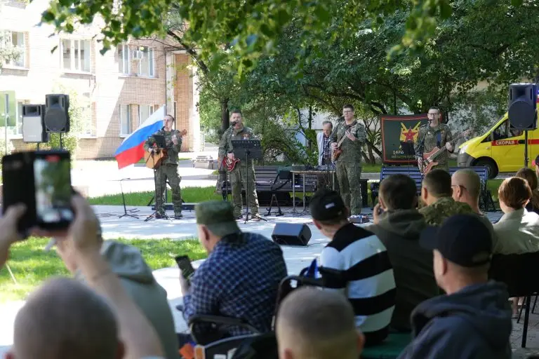 Бойцы агитбригады гвардейского мотострелкового полка 1430 выступили перед проходящими лечение военнослужащими в госпитале имени Бурденко