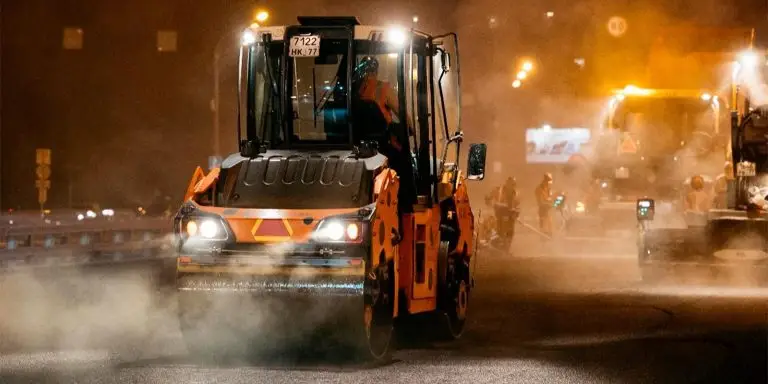 На участке Боровского шоссе в районе Внуково обновляют дорожное покрытие