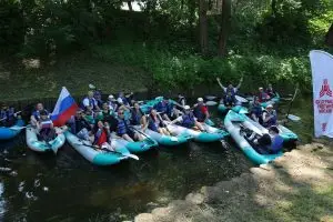 Участники СВО, депутаты Мосгордумы и общественные деятели приняли участие в сплаве на байдарках по реке по Яузе