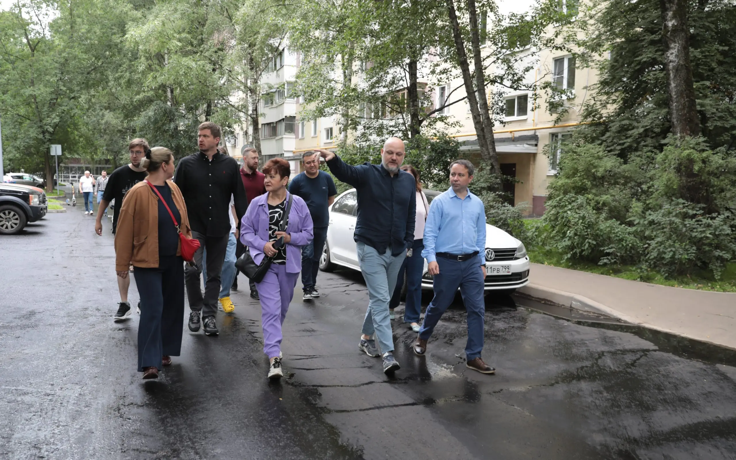 Муниципальный депутат района Восточное Дегунино Эльдар Шарипов проверил ход благоустройства по обращению местных жителей