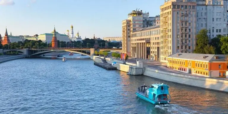 Более двух тысяч ветеранов СВО посетили экскурсии по Москве и Подмосковью