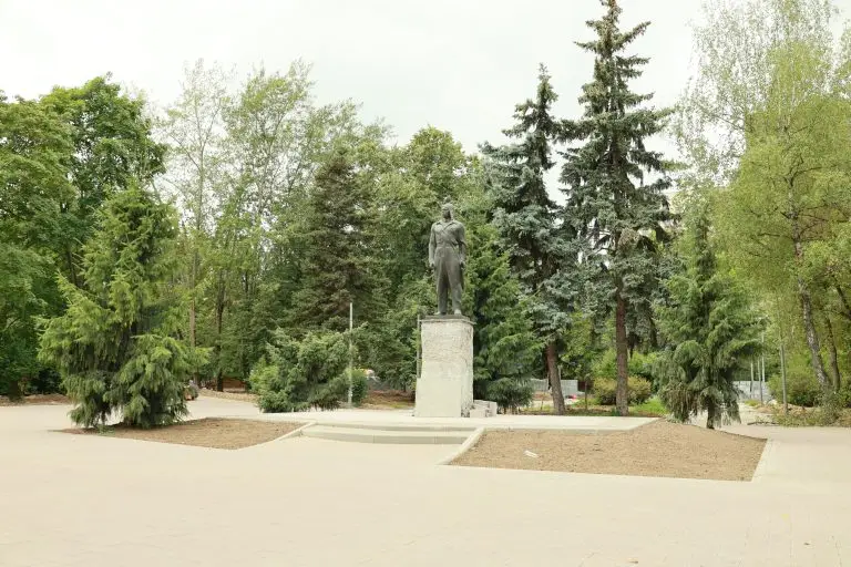 Работы по благоустройству в сквере имени Авдеева в районе Люблино выполнены на 70%