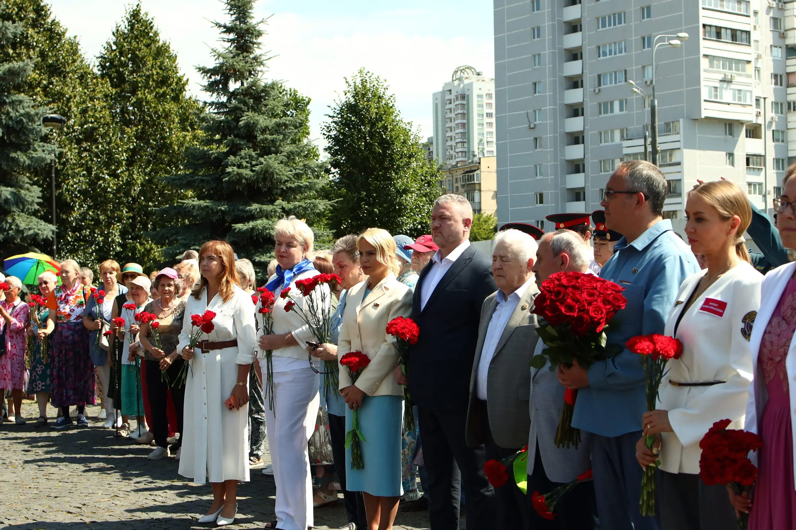 Возложение цветов прошло у памятника народным ополченцам в районе Хорошево-Мневники