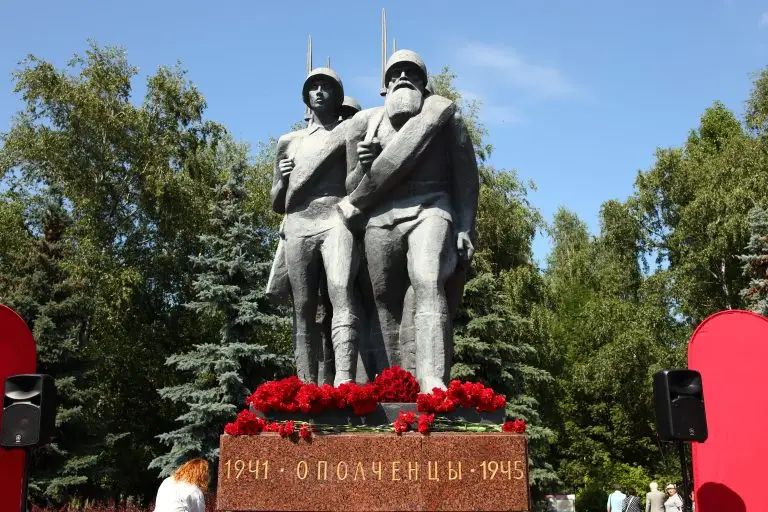 Возложение цветов прошло у памятника народным ополченцам в районе Хорошево-Мневники