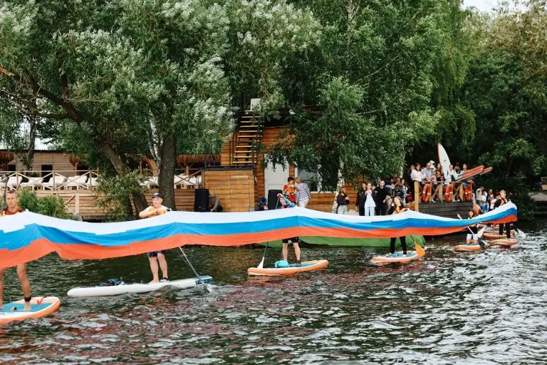 600-метровый триколор развернули над Москвой-рекой в районе Строгино
