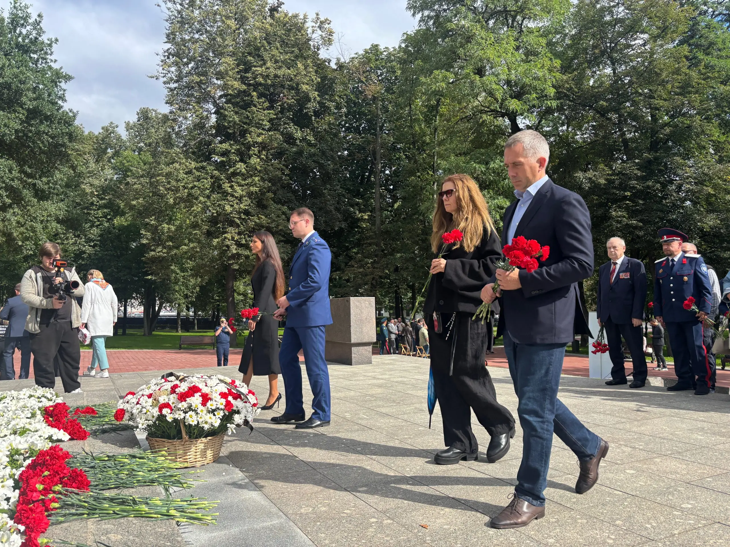 Обновленный Екатерининский сквер открыли в Москве
