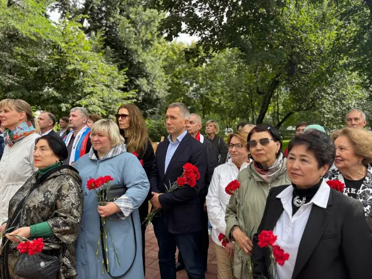 Обновленный Екатерининский сквер открыли в Москве