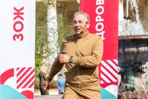 Заслуженный тренер России Владислав Третьяк провел «Зарядку долголетия» у Большого театра