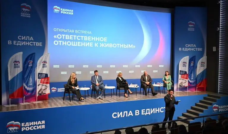 В Штабе общественной поддержки ЕР представили выставку о четвероногих друзьях участников СВО